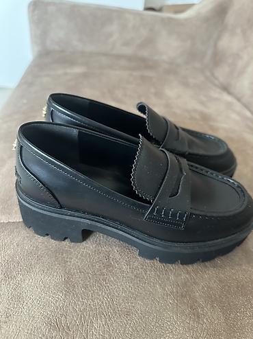 la scarpa obuca: 🖤 Michael Kors mokasine Elegantne crne mokasine sa debljim đonom i — 2