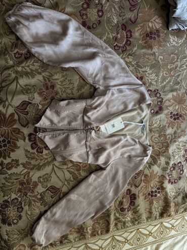 Köynək və bluzalar: Heer biri yenidr bezileri bir defe geyilib
1 ci 35 azn
4 cu 30 azn — 4