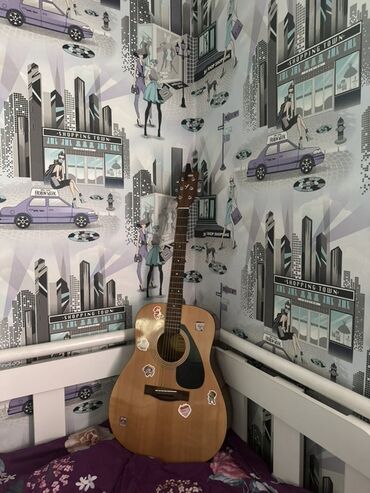 гитара белая: Акустическая гитара Yamaha (6 струн) - Тип: западный дредноут (форма