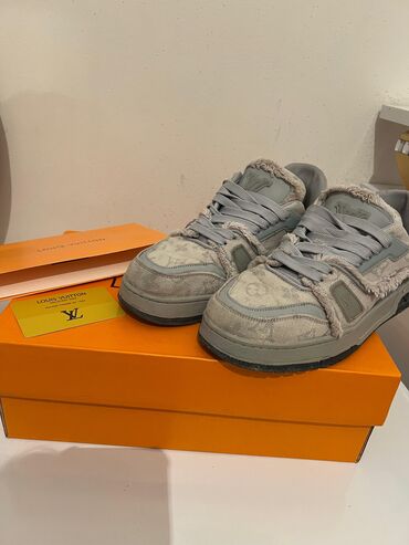 Qadın geyimləri: Məhsul: Louis Vuitton kişi krossovkası - Model: LV Trainer (etiketdə
