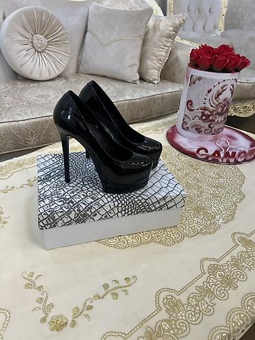 Tuflilər: Qara laklı yüksək dabanlı qadın tufliləri - Rəng: parlaq qara (lak) - — 1