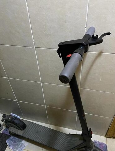 Elektrikli samokatlar: Skuterin əla vəziyyətdədir gedişi sürüşü. 1070 manata alınıb təcili