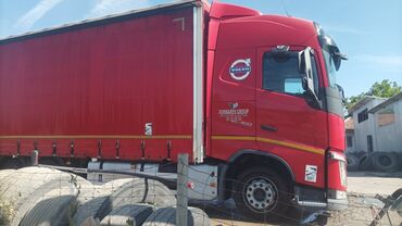 Kamioni: Crveni Volvo kamion sa crvenom prikolicom, idealan za prevoz tereta na — 4