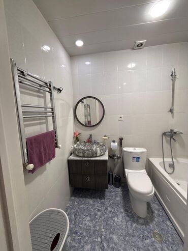 Uzunmüddətli kirayə mənzillər: Mənzilin təsviri - Geniş, ensiz planlı mətbəx: ağac teksturalı üst və — 8