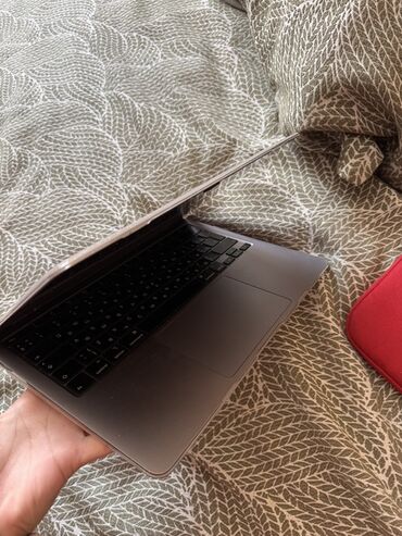 Masaüstü kompüterlər və iş stansiyaları: İşlənmiş Apple MacBook, 13.3 ", Apple M1, 256 GB