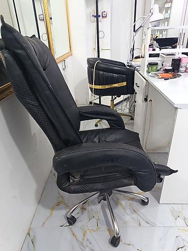 islenmis masa: Qara rəngli ofis kreslosu. Hündür arxa dayağa malikdir və baş hissəsi — 2
