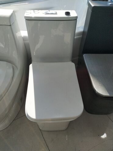 купить унитаз с бачком недорого: Ağ rəngdə, kvadrat formalı unitaz. Yığcam dizaynı sayəsində müxtəlif