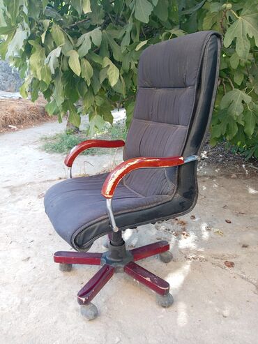 Ofis və oyun kresloları: İşlənmiş, Təkərli, Qolları tənzimlənir, Dəri