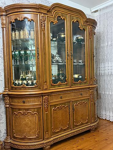 Klassik üslubda qonaq otağı üçün vitrindən və güzgülü konsoldan ibarət