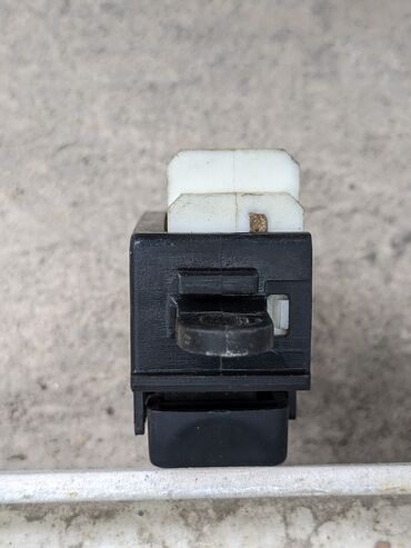 Другие детали салона: Кнопка люка Митсубиси. Оригинал б/у, из Германии, привозной. Подходит — 8