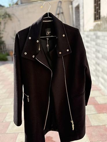 Dəstlər, kostyumlar: Qadın üst geyimləri dəsti 1) Qara qısa jaket - Model: asimmetrik ön — 12