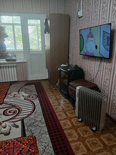 кресла офисные: Комната с базовой мебелью и техникой. В помещении есть настенный — 1