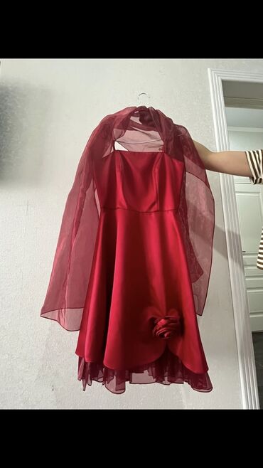 красное платье: Вечернее платье, Средняя модель, Атлас, Без рукавов