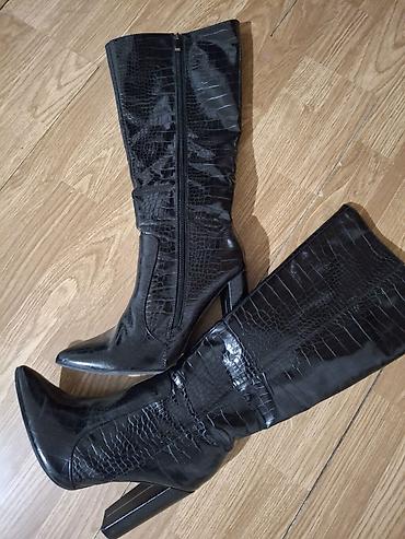 ugg velicina: Crne ženske čizme do kolena sa reljefnim kroko uzorkom. Sjajan, lak — 1