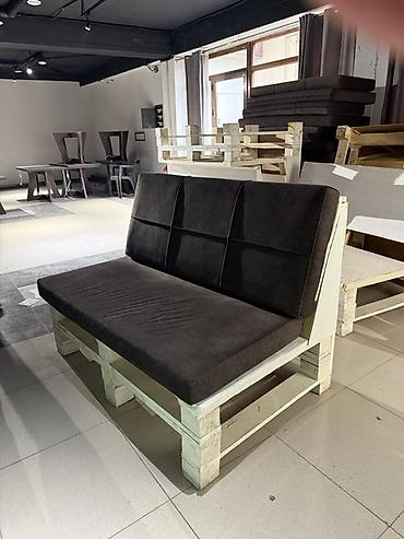 divan kafe: Palet əsaslı yumşaq oturacaq/divan - Konstruksiya: Ağ rəngdə boyanmış — 1