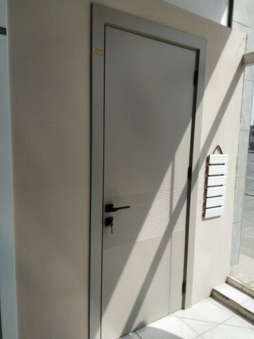 Otaq qapıları: Ağ rəngdə müasir üslubda hazırlanmış qapı. Qapı qara rəngli qulpu və