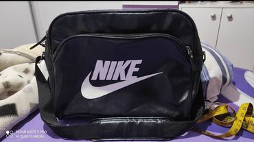 pello torbe: Nike torba, sirina 44, dubina 35. ima dve pregrade, plus pregradu za