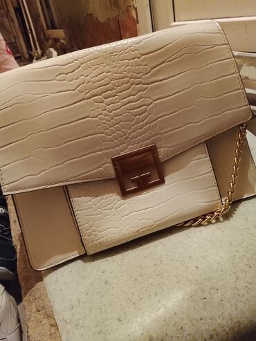 qadın cemperləri: Çiyin çantası, Givenchy