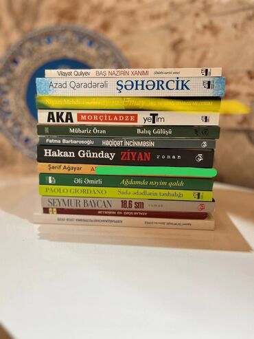 Müxtəlif mövzularda olan kitabların kolleksiyası, hər biri fərqli