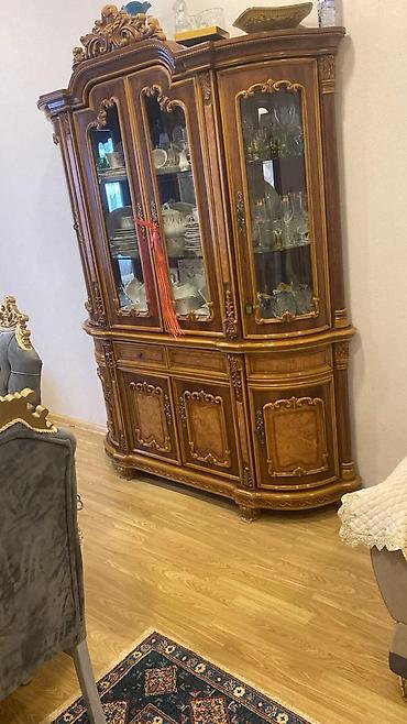 şpon: Klassik üslubda, taxta oyma detallı vitrin-bufet. - Material: möhkəm — 1