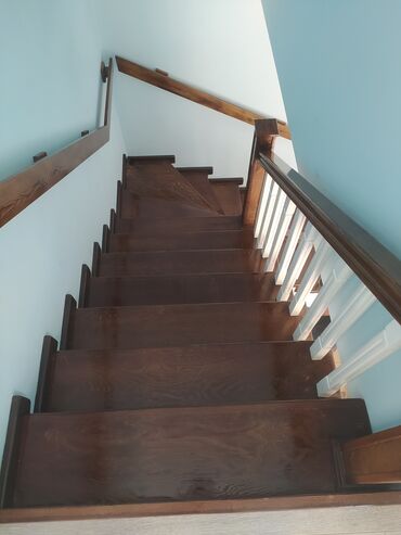 Деревянные лестницы: Деревянная лестница с окрашенными ступенями и белыми балясинами — 4