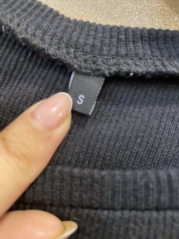 Dəstlər, kostyumlar: Qadın geyimləri 3 azn her biri 1) Açıq boz rəngli qısaqol bluz: - — 4