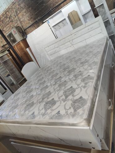 Двуспальные кровати: Новая двуспальная кровать с ящиками с матрасом Размер 1.5*2 — 12