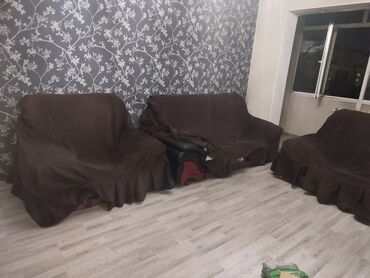 офисные столы и кресла бу: 2 Диваны 1 кресло из кожы отдам даром причина купили новые самовывоз