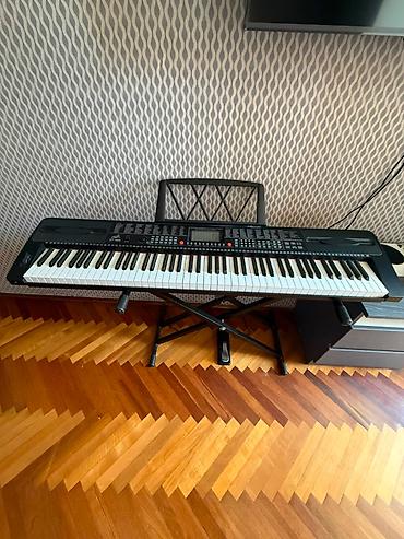 elektron galyan: Elektron piano təzə kimidi az istifadə olunub üzərində yeni pedal var — 3