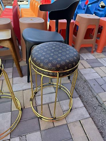 Барный табурет с круглым сиденьем и металлическим каркасом. - at lalafo.kg Барный табурет с круглым сиденьем и металлическим каркасом. -