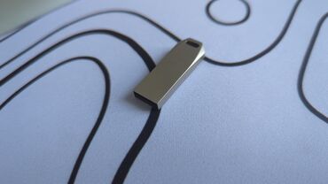 флэшка: Продаю мультизагрузочную флешку, с которой можно: — Установить Windows
