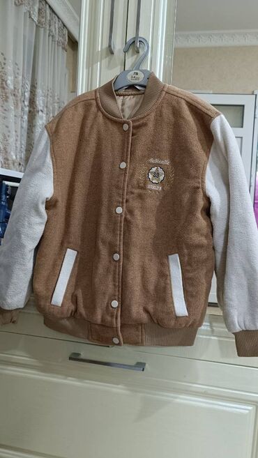 Manejlər: 11 -12 yaşa qız kurtkasi.yeni kimidir.cox gesengdir.25 manat