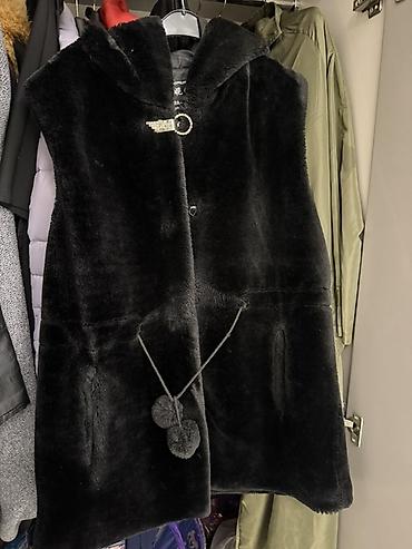 Qara süni kürk jilet - Model: kapüşonlu, düyməli ön hissə - Material