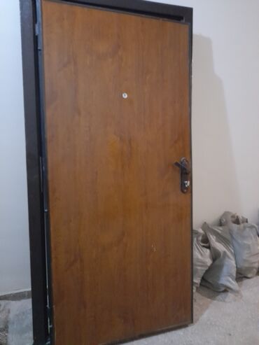 boşqab dəsti: Входная дверь