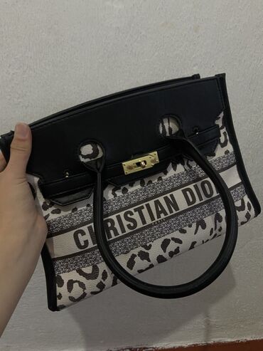 сумка кыргызча: Классикалык сумка, Dior, Материалы: Жасалма булгаары, Катуу конструкция, Аялдарга, Колдонулган