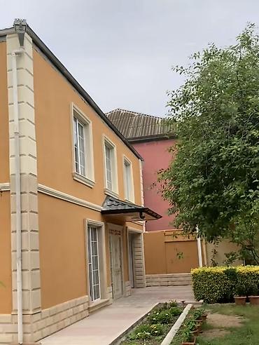 gence qapi: İki mərtəbəli müasir həyət evi - Fasad: İsti narıncı rəngli dekorativ — 2