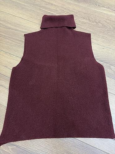 usta geyimi: Bordo rəngli trikotaj boğazlı jilet - Model: qolsuz, düz kəsim jilet — 1