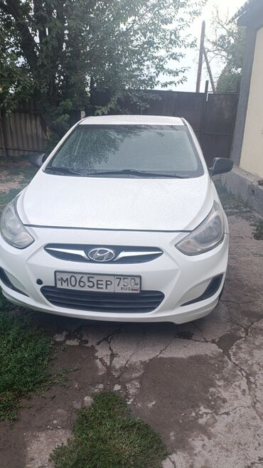 уна тетиктер: Белый седан Hyundai Accent, модель четвертого поколения. Автомобиль
