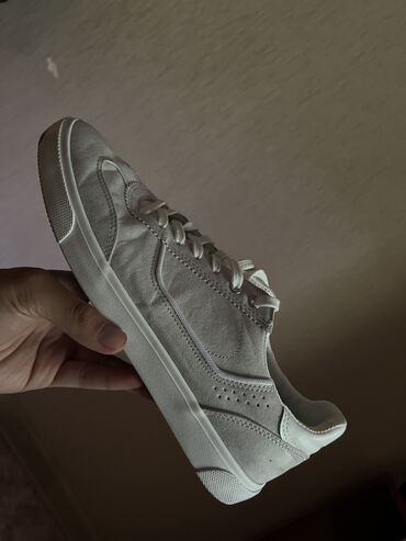 Кроссовки и спортивная обувь: H&M 42 размер новая 
Привезли из Германии 
Размер не подошел