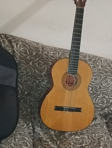 Ισπανική κλασική κιθάρα με ισπανικές χορδές σέ άριστη ποιότητα ή θήκη