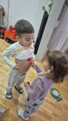 Kreveti: Metalni ram kreveta sa uzglavljem, sa dušekom. - Dimenzije — 10