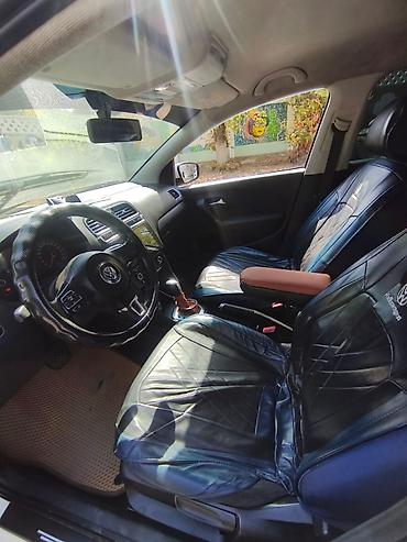 машина салон: Volkswagen Polo: 2012 г., 1.6 л, Механика, Бензин, Седан — 7