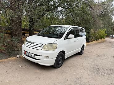 Toyota Noah: 2003 г., Минивэн