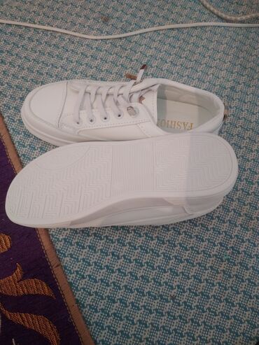белая обувь: Белые кроссовки. 38-39-й размер. Женские. совсем новые не ношенные