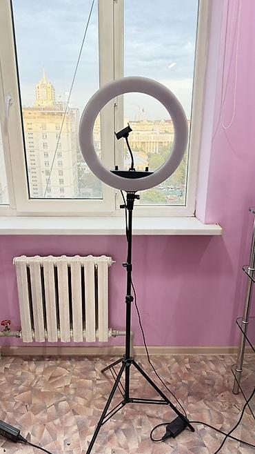 селфи кольцо: Кольцевая LED‑лампа на штативе - Диаметр кольца: около 30–35 см — 3