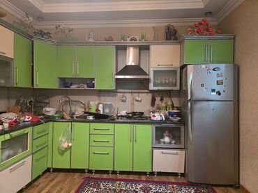 aspirator komuru: Mətbəx mebel dəsti və texnika - Üslub: müasir, parlaq yaşıl və krem