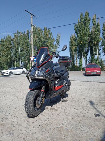 шлем мотоциклетный: Скутер Kymco (модель на фото с шильдиком “Kymco G6”) в стиле