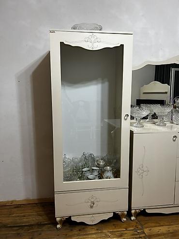 Bufetlər: - Rəng: krem/ivori - Material: MDF/LDSP karkas, şüşə vitrin qapısı - — 1