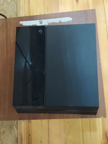 playstation 4: PlayStation 4 (PS4) konsolu + FIFA 20 diski - Model: PS4 (klassik