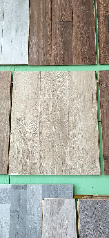 laminant: Ağ-bej tonlarda taxta teksturalı laminat döşəmə panelləri - Dizayn — 1